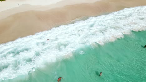 Mahe-Seychellen-Kunden-In-Brechenden-Wellen-Und-Bekamen-Auslöschung,-Türkisfarbenes-Wasser-Und-Sonnigen-Tag