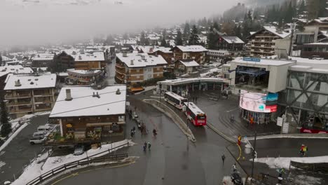 Verbier,-Suiza,-Enero-De-2023---Volando-Sobre-El-Centro-Del-Pueblo-Nevado-De-Verbier,-Suiza