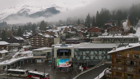 Verbier,-Suiza,-Enero-De-2023---Volando-Sobre-El-Centro-Del-Pueblo-Nevado-De-Verbier,-Suiza