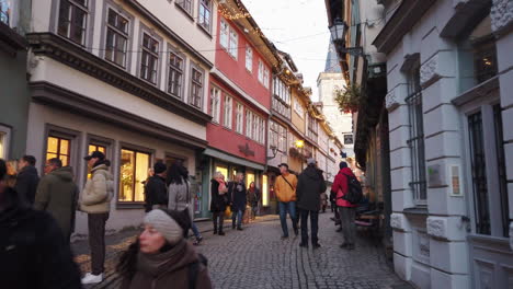 Entrando-En-El-Puente-De-Los-Comerciantes-En-El-Casco-Antiguo-Histórico-De-Erfurt-En-Un-Día-Frío