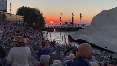 Cientos-De-Personas-Tomando-Un-Set-Para-El-Espectáculo-De-Teatro-En-La-Ciudad-De-Bregenz-En-Austria