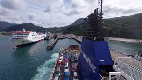 The-view-behind-the-Bluebridge-Straitsman-ferry-as-it-arrives-in-Picton-in-the-South-Island-of-New-Zealand