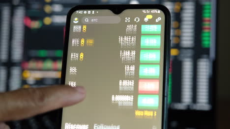 Handscrollende-Binance-App-Mit-Kerzenstöcken-Im-Hintergrund