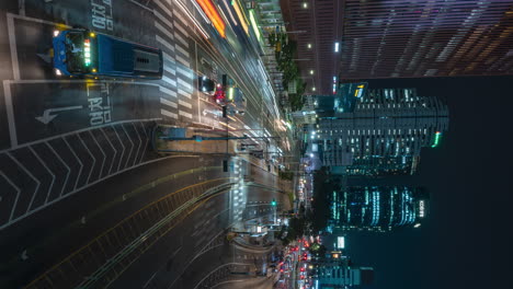 Seoul-Station-Nachtverkehr-Zeitraffer-Vertikales-Schwenken