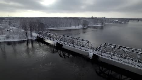 Eisenbahnbrücke,-Die-Im-Winter-über-Einen-Zugefrorenen-Fluss-Führt