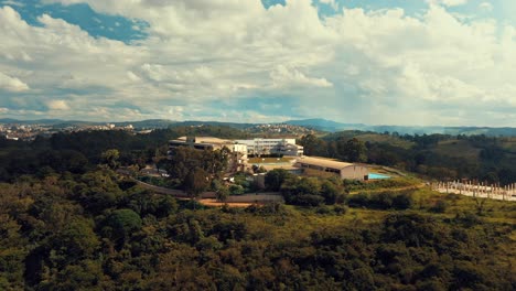 Edificio-De-La-Universidad-Situado-En-La-Cima-De-Una-Montaña-Rodeada-De-Frondosos-árboles-En-Un-Vasto-Bosque