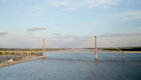 Drohne-Einer-Hängebrücke,-Die-Während-Des-Sonnenuntergangs-Den-Mississippi-überquert
