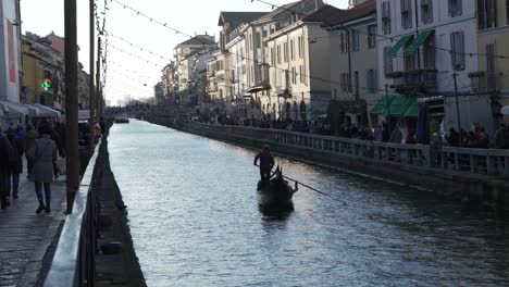 La-Gente-Camina-A-Lo-Largo-De-La-Orilla-Del-Canal-Naviglio-Milanés-Y-Se-Relaja-En-Los-Pubs,-Milán,-Italia