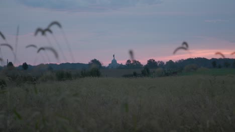 Morning-Field-before-Sunrise-in-Gettysburg,-PA