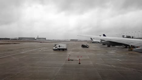 Blick-Aus-Dem-Flugzeugfenster-Vor-Dem-Rollen-An-Einem-Bewölkten-Tag