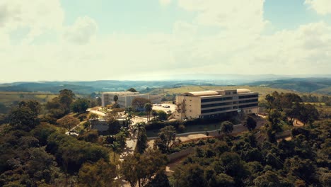 Drone-Volando-Alrededor-De-La-Escuela-Ubicada-En-La-Cima-De-La-Colina-En-Una-Parte-Aislada-De-Este-Bosque-Atlántico