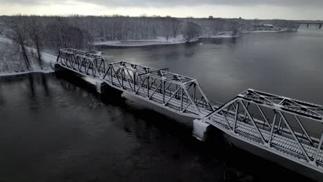 Alte-Eisenbahnbrücke-über-Einen-Zugefrorenen-Fluss