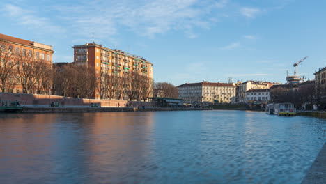 La-Gente-Camina-A-Lo-Largo-De-La-Orilla-Del-Canal-Naviglio-Milanés-Y-Se-Relaja-En-Los-Pubs,-Time-lapse,-Milán,-Italia