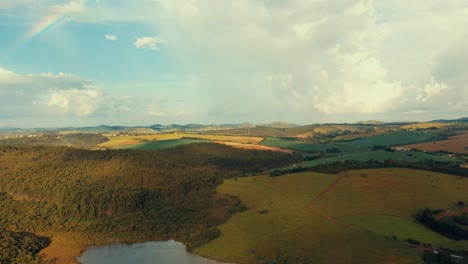 Drone-Del-Arco-Iris-Al-Lago-Disparado-En-El-Interior-De-Esta-Ciudad-Sudamericana-En-Un-Día-Soleado