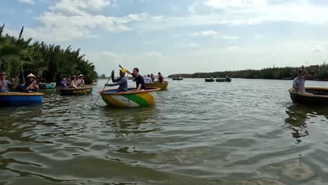 Turista-Dando-Vueltas-Divirtiéndose-En-El-Tradicional-Bote-De-Canasta-Vietnamita