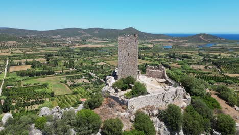 Eine-Gruppe-Von-Touristen-Genießt-Den-Blick-Auf-Den-Posada-turm-In-Sardinien,-Italien---Antenne-4k