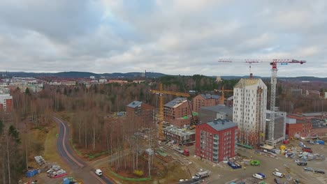 Vista-Aérea-De-La-Zona-De-Kangas-Que-Se-Está-Construyendo-Junto-A-Un-Bosque-Y-Una-Antigua-Zona-Residencial