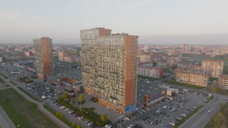 Una-Vista-Aérea-Se-Está-Construyendo-Un-Gran-Centro-Comercial-En-El-Distrito-De-La-Ciudad,-Y-Hay-Muchas-Casas-Residenciales-Alrededor