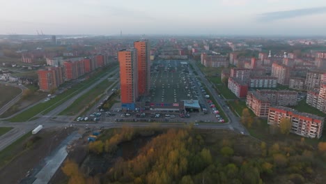 Se-Está-Construyendo-Un-Gran-Centro-Comercial-En-El-Distrito-De-La-Ciudad,-Y-Hay-Muchas-Casas-Residenciales-Alrededor