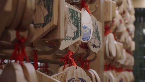 Toma-Panorámica-De-Etiquetas-Ornamentales-De-Madera-En-Un-Restaurante-Japonés