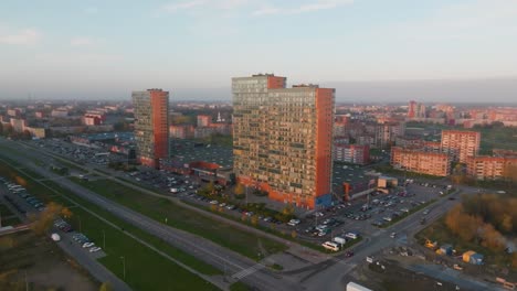 Una-Vista-Aérea-Se-Está-Construyendo-Un-Gran-Centro-Comercial-En-El-Distrito-De-La-Ciudad,-Y-Hay-Muchas-Casas-Residenciales-Alrededor