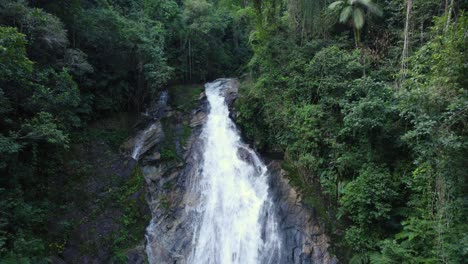 Drone-moves-up,-showing-a-beatifull-waterfall
