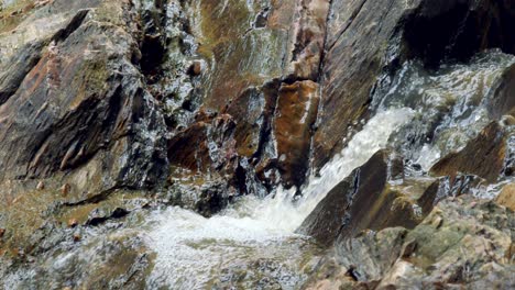 Isoliertes-Flusswasser,-Das-Während-Einer-Dürre-In-Brasilien-Durch-Die-Felsen-Sickert