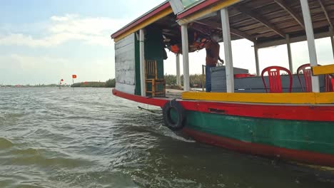 Turistas-En-Un-Barco-Basura-Vietnamita-Tradicional-De-Cerca-En-El-Río-Thu-Bon