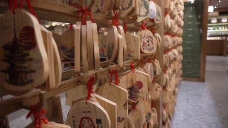 Captura-Fija-De-Etiquetas-Ornamentales-De-Madera-En-Un-Restaurante-Japonés