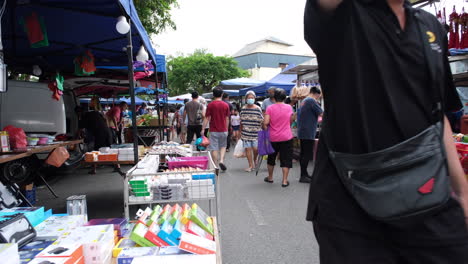 Gente-Caminando-Comprando-Cosas-A-Lo-Largo-De-La-Calle-En-Johor-Bahru-Malasia