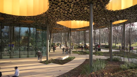 El-Jardín-De-La-Casa-De-La-Música,-Hungría--diseñado-Por-Sou-Fujimoto--En-El-Parque-De-La-Ciudad-De-Budapest-En-Una-Soleada-Tarde-De-Invierno---Enero-De-2023