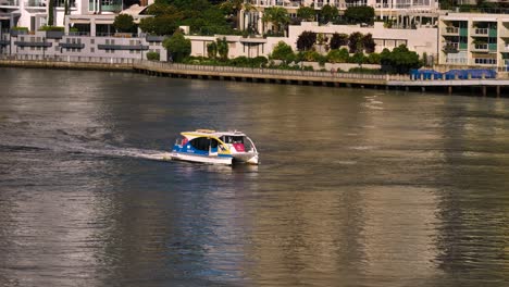 Vista-De-Un-Ferry-En-El-Río-Brisbane-Y-La-Ciudad-De-Brisbane-Desde-Wilson-Outlook-Reserve,-Nueva-Granja