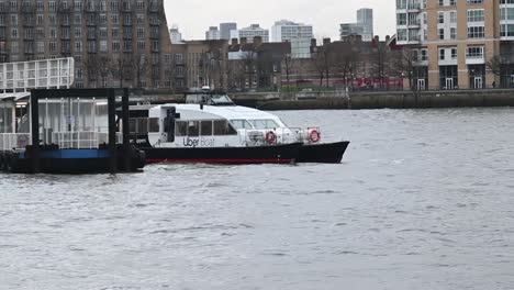 Llegando-Por-El-Thames-Clippers,-Uber-Barco-A-Doubletree-Desde-Canary-Wharf,-Londres,-Reino-Unido