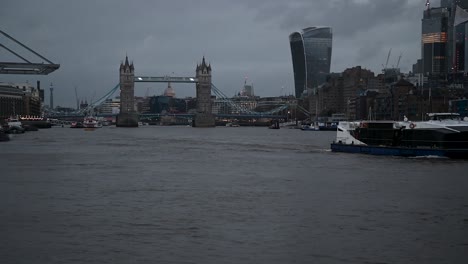 Cruceros-Por-La-Ciudad-Navegando-Hacia-Greenwich-Después-De-Pasar-Por-Debajo-Del-Tower-Bridge,-Londres,-Reino-Unido.