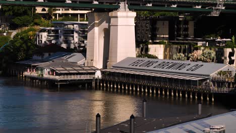 Blick-Auf-Howard-Smith-Wharf-In-Brisbane-City-Von-Wilson-Outlook-Reserve,-New-Farm