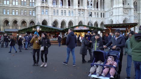 Familien-Stöbern-Bei-Den-Händlern-Im-Weihnachtsdorf-Gegenüber-Dem-Wiener-Rathaus