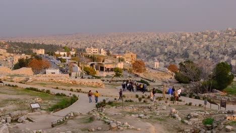 Gente-Explorando-El-Sitio-Histórico-Arqueológico-De-La-Ciudadela-De-Amman,-Jabal-Al-qalaa,-Hito-Turístico-En-La-Ciudad-Capital-De-Jordania