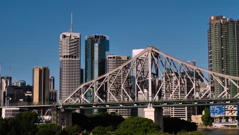 Vista-A-Través-Del-Puente-De-La-Historia-A-La-Ciudad-De-Brisbane-Desde-Wilson-Outlook-Reserve,-Nueva-Granja