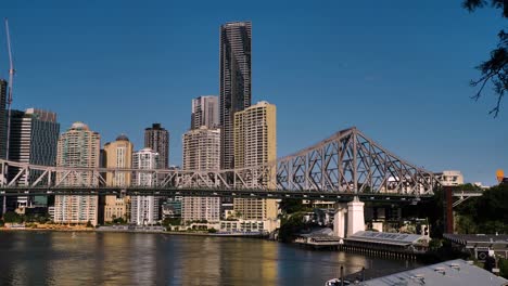 Vista-A-Través-Del-Puente-De-La-Historia-A-La-Ciudad-De-Brisbane-Desde-Wilson-Outlook-Reserve,-Nueva-Granja