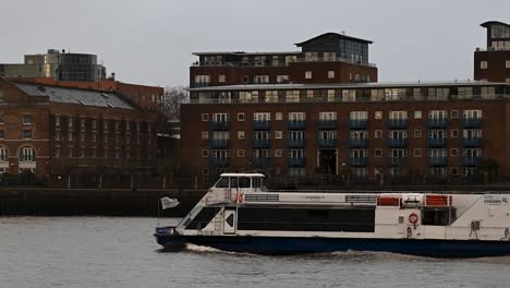 Cruceros-Por-La-Ciudad-Barcos-Navegando-Hacia-El-Puente-De-La-Torre-A-Lo-Largo-Del-Támesis,-Londres,-Reino-Unido