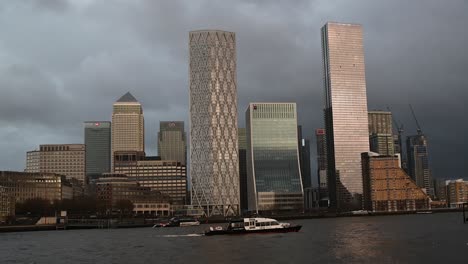 Thames-Clippers-Llegando-A-Doubletee-Y-El-Uber-Boat-Llegando-A-Canary-Wharf,-Londres,-Reino-Unido