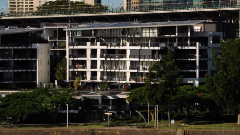 Vista-De-Los-Apartamentos-De-La-Ciudad-De-Brisbane-Desde-Wilson-Outlook-Reserve,-Nueva-Granja