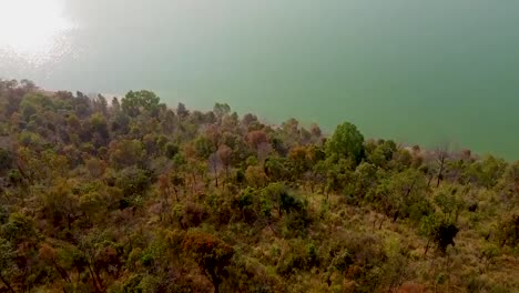 Berg-Bedeckt-Mit-Dichten-Grünen-Wäldern-Am-Rand-Des-Sees-Am-Abend-Drohne-Video-Aufgenommen-Am-Umiyam-See-Shillong-Meghalaya-Indien