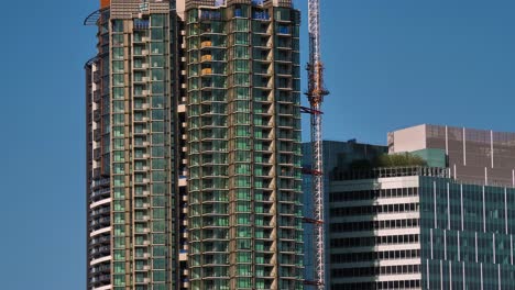 Vista-De-Los-Apartamentos-De-La-Ciudad-De-Brisbane-En-Construcción-Desde-Wilson-Outlook-Reserve,-Nueva-Granja