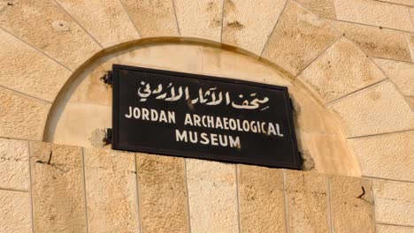 Signo-Del-Museo-Arqueológico-De-Jordania-Dentro-De-Las-Ruinas-Históricas-De-La-Ciudadela-De-Amman-En-La-Capital-Amman,-Jordania