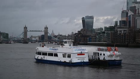 Die-Westminster-City-Cruises-Vor-Dem-Tower-Of-London