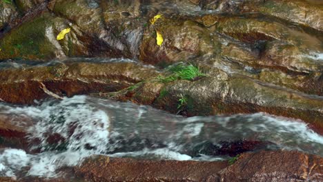 Agua-En-Movimiento-Lento-En-Un-Pequeño-Río-Sobre-Rocas-De-Granito
