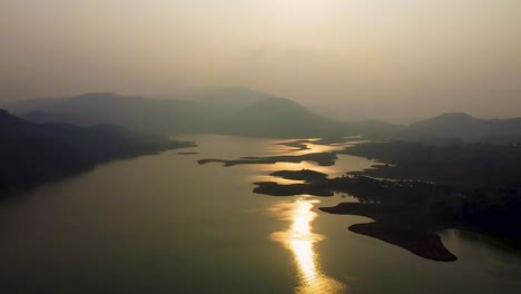 Lago-Prístino-En-El-Borde-De-Los-Bosques-Montañosos-Tomas-Aéreas-Por-La-Noche-Se-Toma-Un-Video-En-El-Lago-Umiyam-Shillong-Meghalaya-India