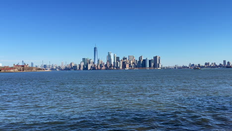 Ruhiges-Plätscherndes-Wasser-An-Der-Skyline-Von-New-York-City-An-Einem-Klaren-Tag