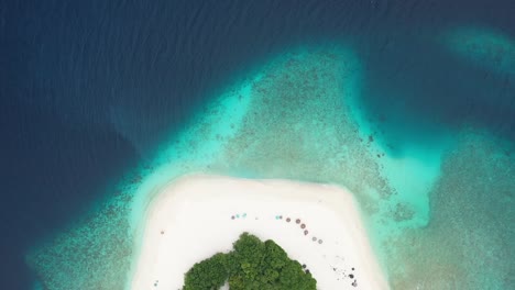 Vista-Aérea-De-Una-De-Las-Hermosas-Islas-De-Maldivas